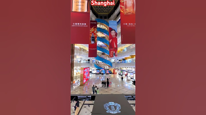 The shopping malls in Shanghai are so beautiful, the elevators can even turn! #skywalk #skyscraper