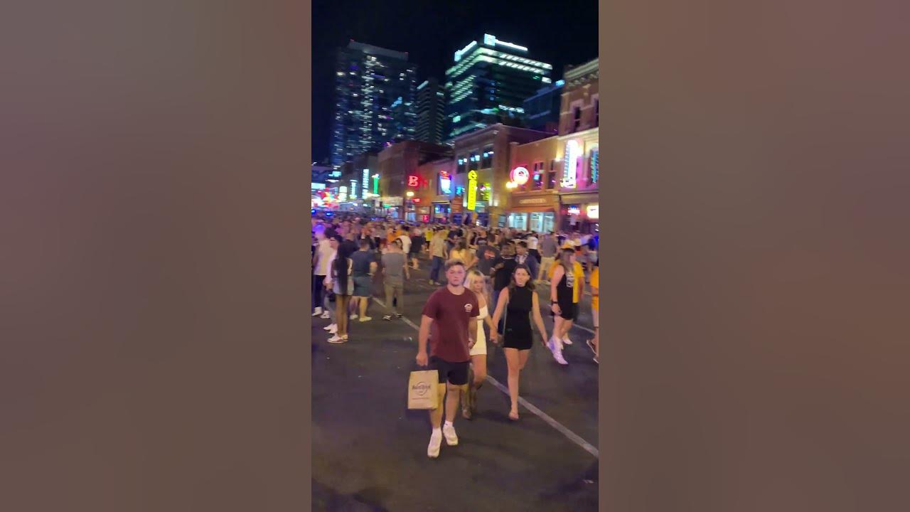 NASHVILLE TN LIVE BROADWAY STREET / PEOPLE WATCHING / BANDS WATCHING / BARS/ HANG OUT /VLOG TOUR