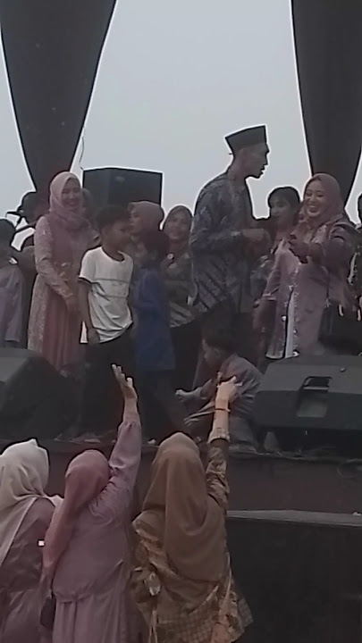 'Goyang Massal! Lagu Bojo Loro Bikin Desa Geger'