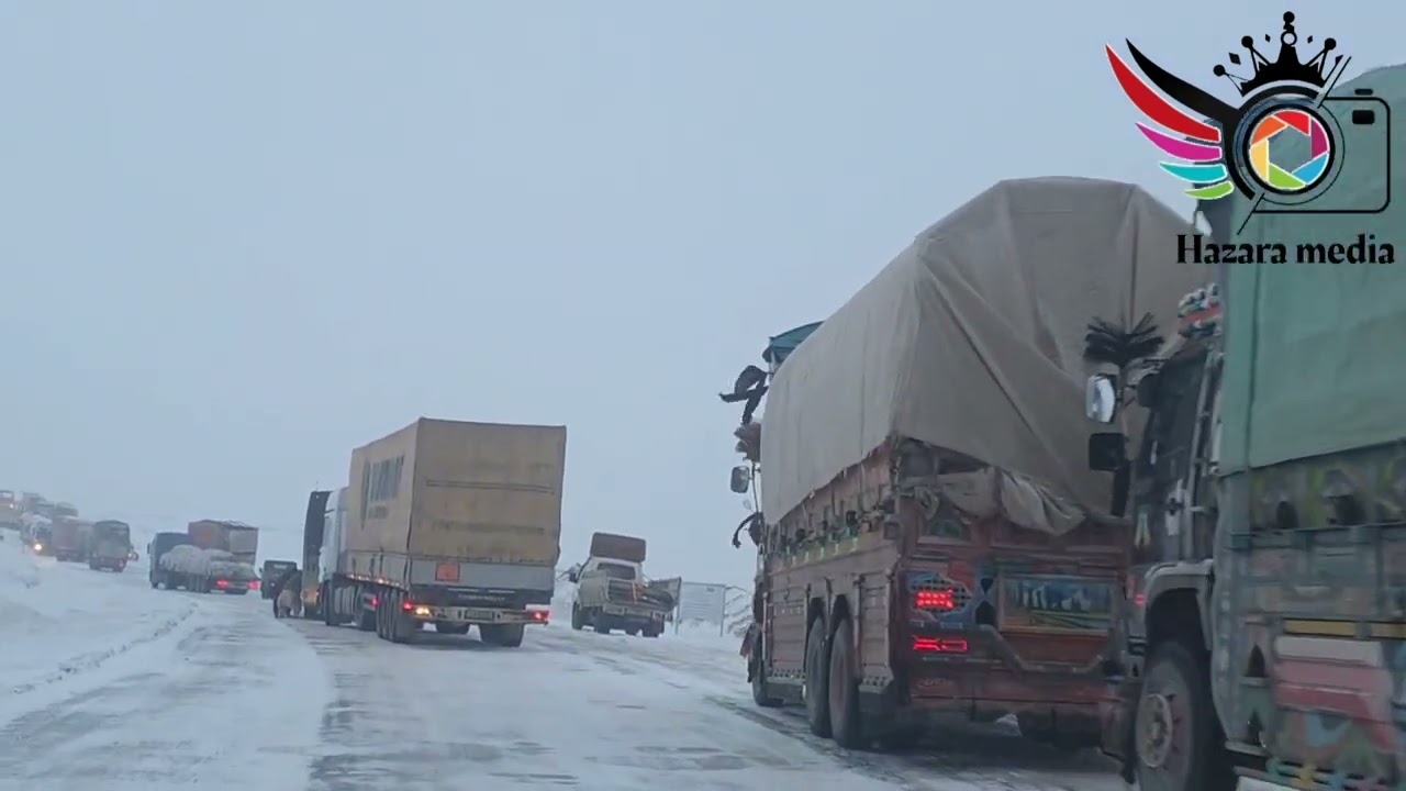 شاه راه هرات کابل به سمت جاغوری موتر فورنر که از مشتری بود برایش در جاغوری رسید خلیفه ذکرالله عطایی 