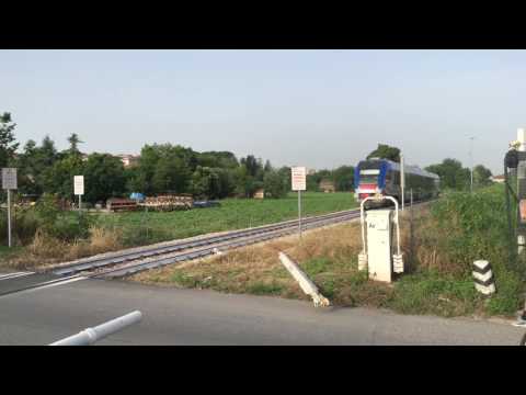 Treno in transito sfiora camion bloccato al passaggio a livello