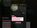Carro bate em poste em alta velocidade; veja momento do impacto