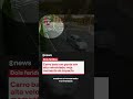 Carro bate em poste em alta velocidade; veja momento do impacto