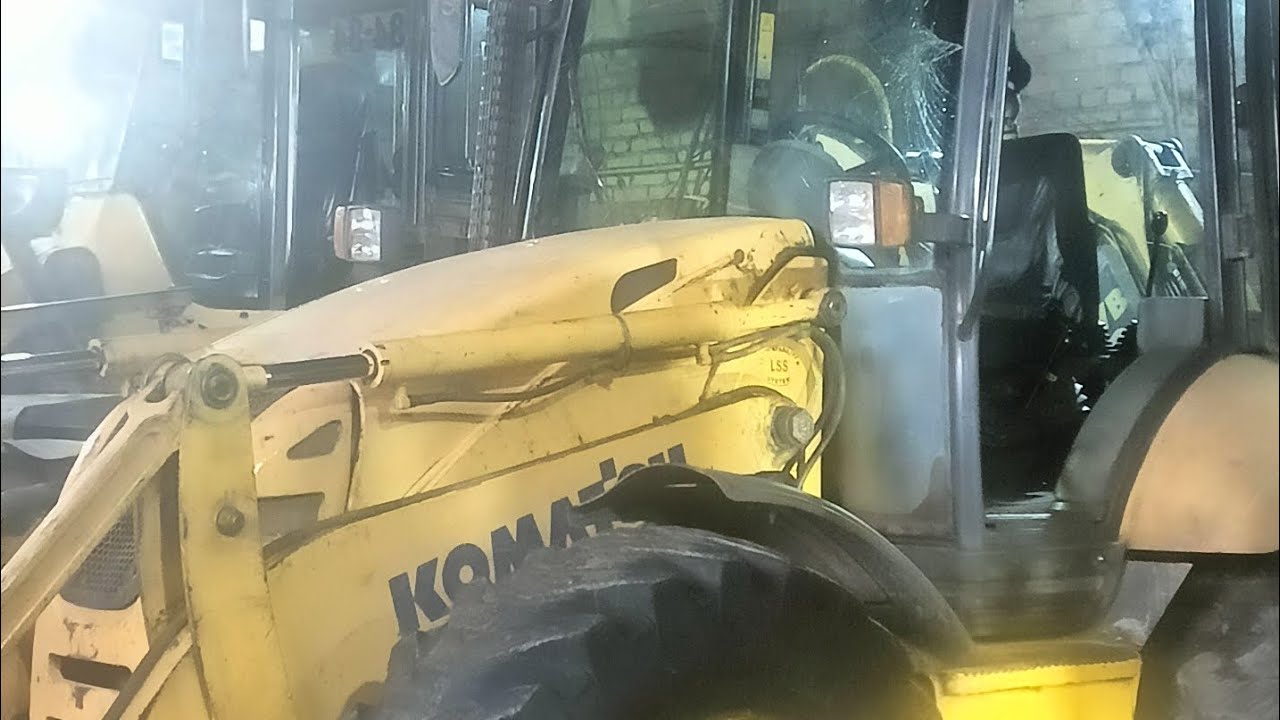 Как идёт управление эксковатором погрузчиком Komatsu. 