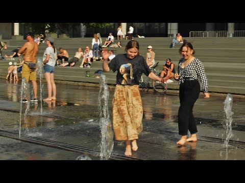 Girls, fountain, funny wet dresses and jeans ! / Девушки, фонтан, веселые мокрые платья и джинсы !