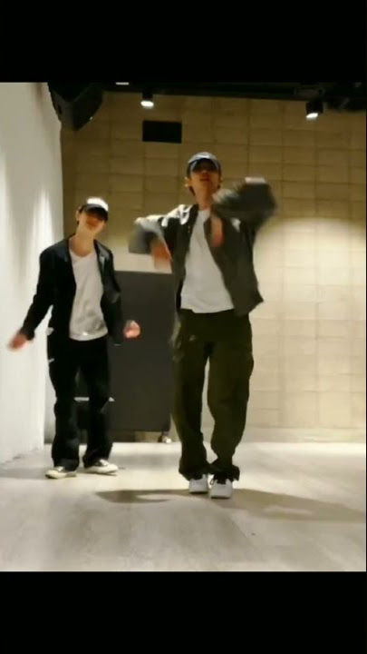 The Boyz q and Sunwoo dancing to Hype boy #newjeans #hypeboy #vlive#theboyz #q #sunwoo