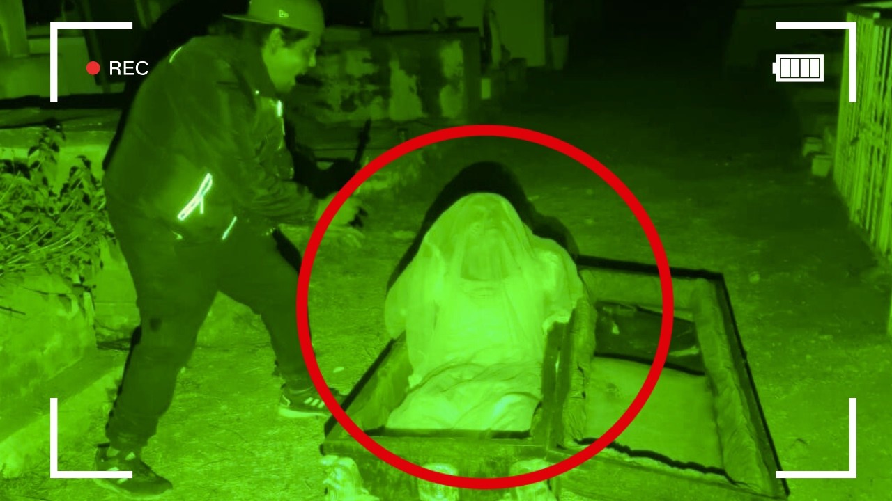 Mujer de Blanco Sale de una Tumba Frente a Nosotros