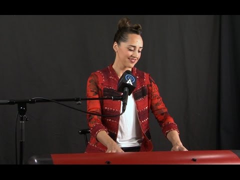 Singer-Songwriter Tess Henley