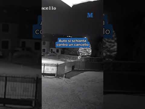 Video Incidente in diretta, schianto contro il cancello