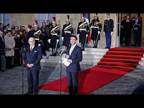 Fransa'nın yeni Başbakanı Bernard Cazeneuve resmi olarak görevine başladı