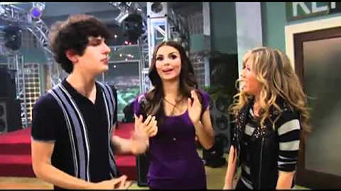 Victoria Justice vs Jennette Mccurdy - Epic Rap Ba...