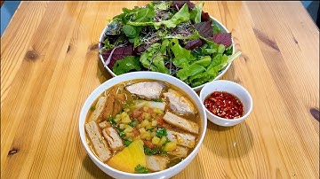 Nấu nồi bún cá thu chả cá Phan Rang ăn kèm rau sống các loại tươi ngon hái ngoài vườn.