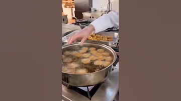 الزيت حار وهذا ماشاء الله مايحس فلافل طعمية طعميه زيت زيتون زيت حرارة عجيب 