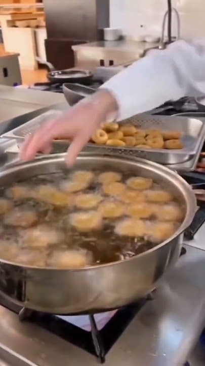 الزيت حار وهذا ماشاء الله مايحس 😅 #فلافل #طعمية #طعميه #زيت_زيتون #زيت #حرارة #عجيب