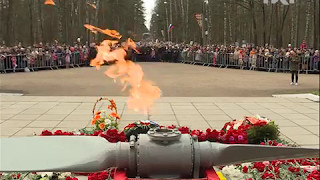 У памятника защитникам Ленинградского неба зажгли вечный огонь.