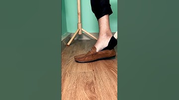 Thumbnail of Handy Trick to Seamlessly Wear Socks With Loafers👞