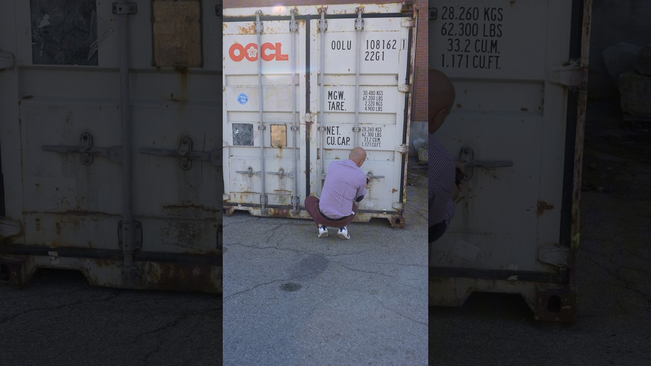 What’s in this container..? 😳