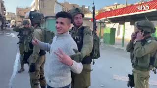 جنود الاحتلال يعتقلون شاباً ويعتدون على آخر في شارع الشلالة وسط الخليل.
