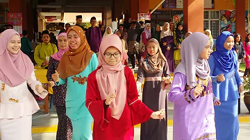 Persembahan pelajar Kelab Kebudayaan sempena Majlis Hari Raya
