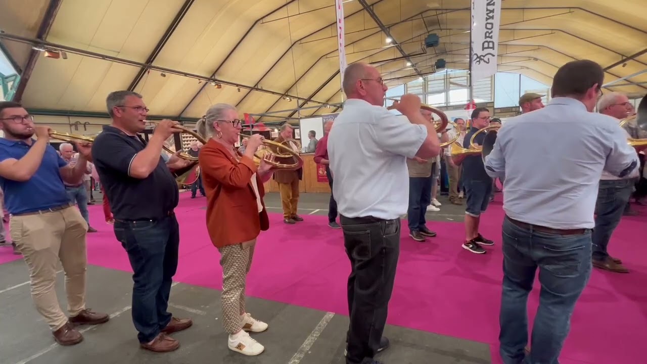 Entrée à Saint Eustache. Trompes de chasse. indre.