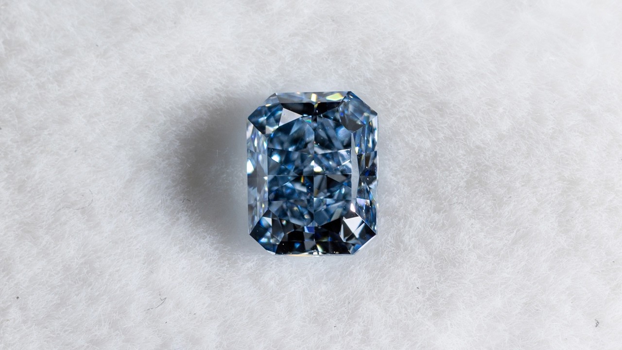 Fancy Vivid Blue』0.45ctGIAtype Ⅱb GIAにて、極めて希少なタイプⅡb 