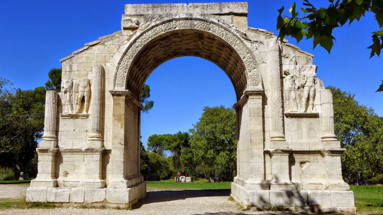LES ALPILLES ET SES VILLAGES  ATYPIQUES