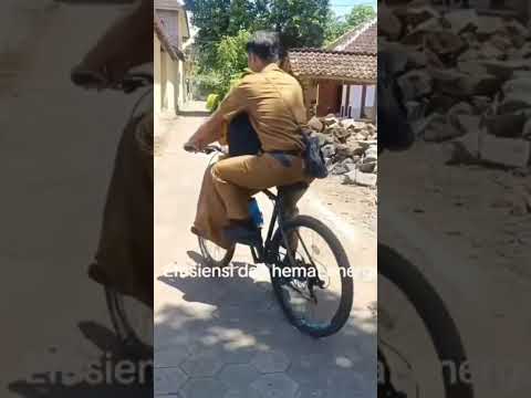 Viral Pasutri Guru di Banyuwangi Naik Satu Sepeda Berangkat Kerja Demi Hemat BBM