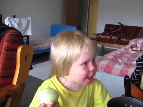 Маленкая девочка ест лук и плачет, но все равно ест - YouTube