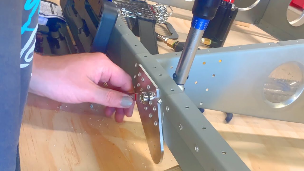 Inner Wing Riveting EP17 Riveting wing skeleton - YouTube