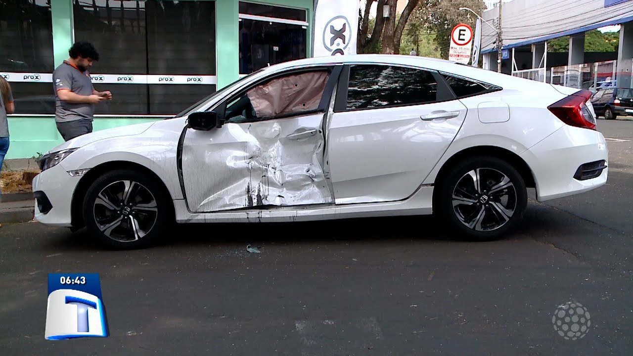Acidente entre carro e moto no centro de Foz | Tribuna da Massa (06/07/2022)