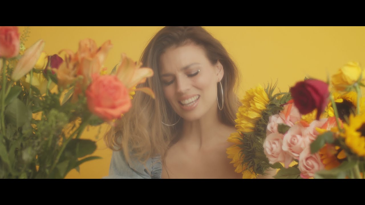 Guarda Twinnie - Cool (Official Video) su YouTube
