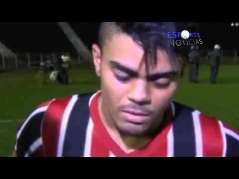 Jogador do São Paulo fica confuso durante entrevista