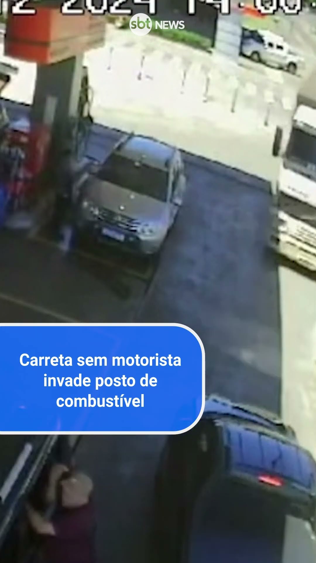 Carreta sem motorista invade posto de combustível