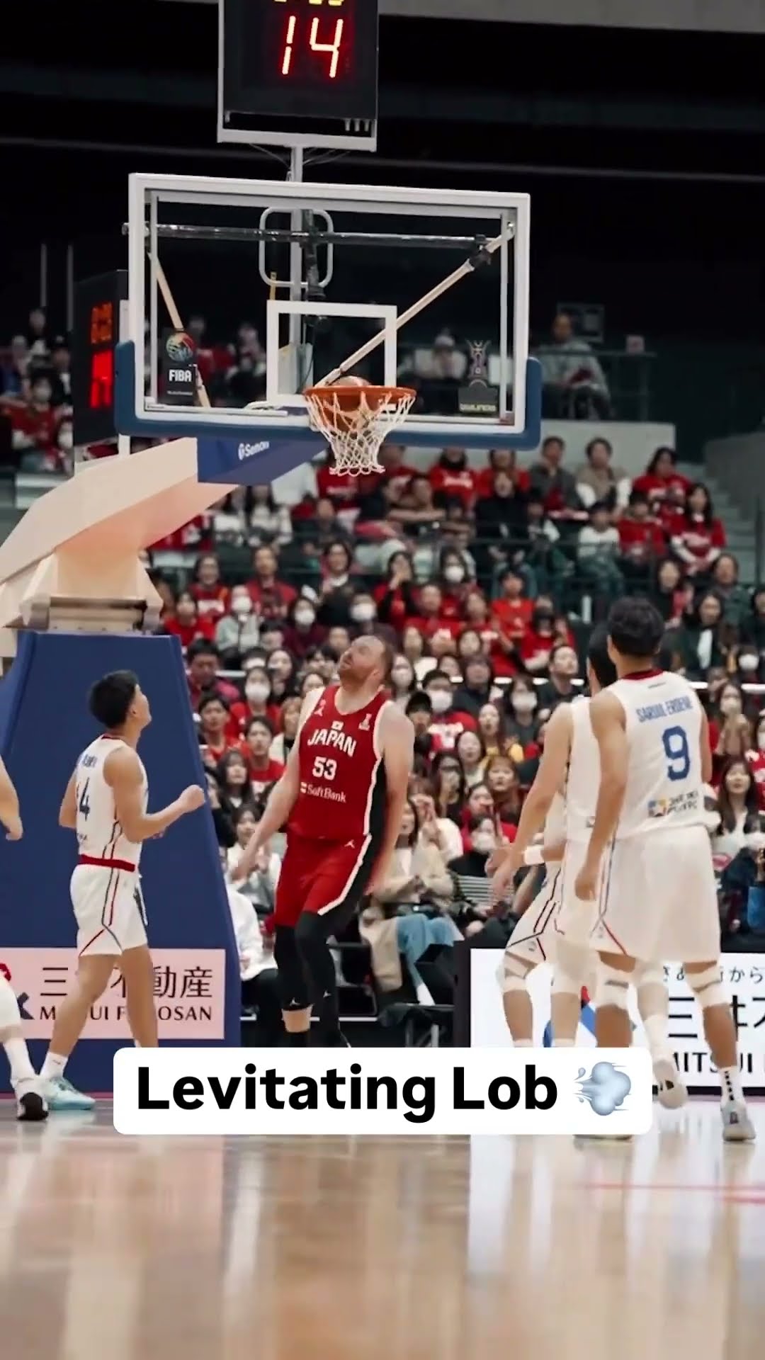 This alley-oop was floating ☁️ ??