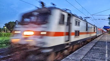 Dangerous situation Gateman in pressure to close railgate Furiously Express skip out