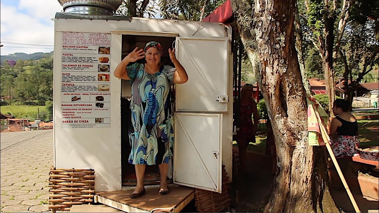 DONA CIDA ASSA O JOÃO DEITADO NO TREILER