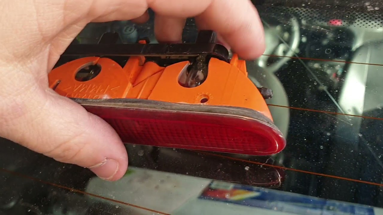 Peugeot 206 . Cambiar bombillas tercera luz de freno