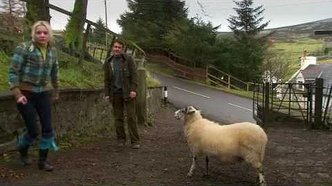Paul Higgins in Hope Springs - S01E01
