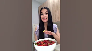 ЭКСПЕРИМЕНТ😱 ДОБАВИЛА СОЛЬ В КЛУБНИКУ И ВЫПОЛЗЛИ ЧЕРВИ