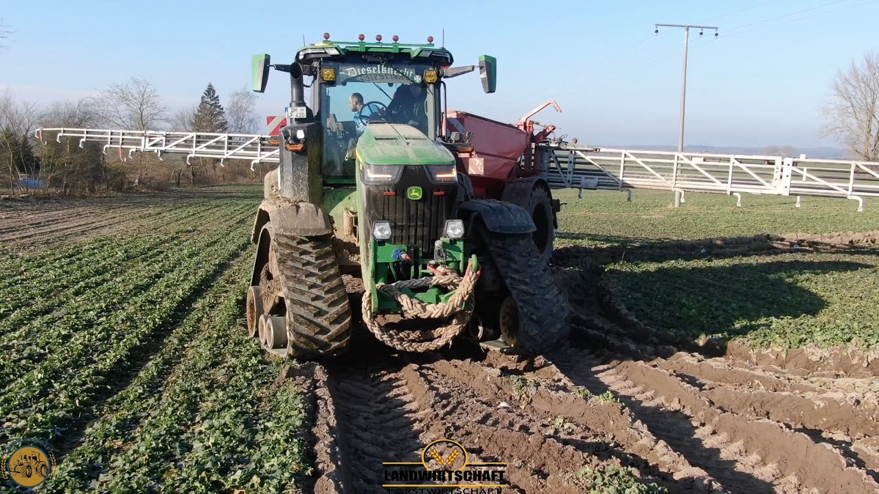 Mann muss ja gewaffnet sein bei der Frühjahrs Düngung! John Deere 8RX Traktor m. Raupenlaufwerk