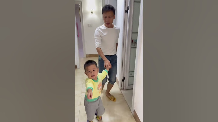 The electric fan suddenly started smoking, but the baby remained calm and brought help in time#baby
