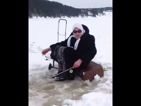 Бабушка на рыбалке