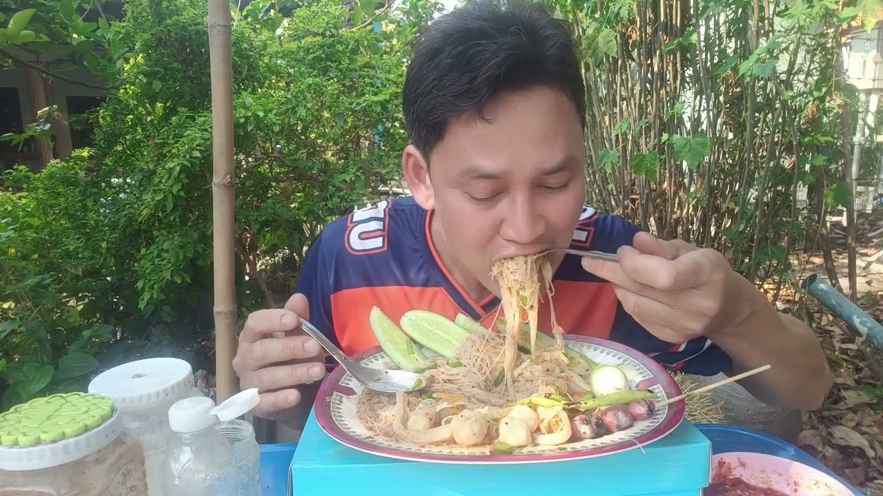 ก๋วยเตี๋ยวเส้นหมี่พริกเผา แซ่บๆครับพี่น้อง