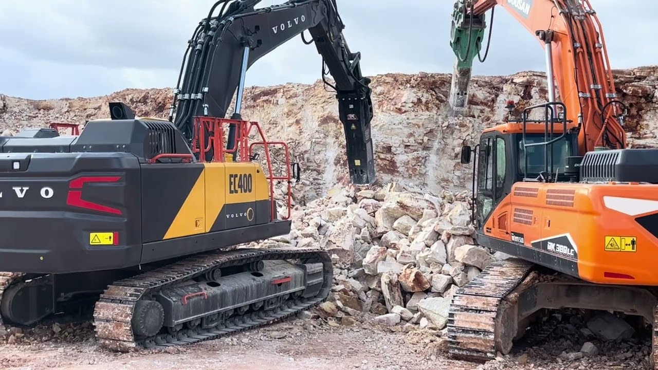 Escavatore Volvo EC 400 con martello demolitore Demoltech DTB 400