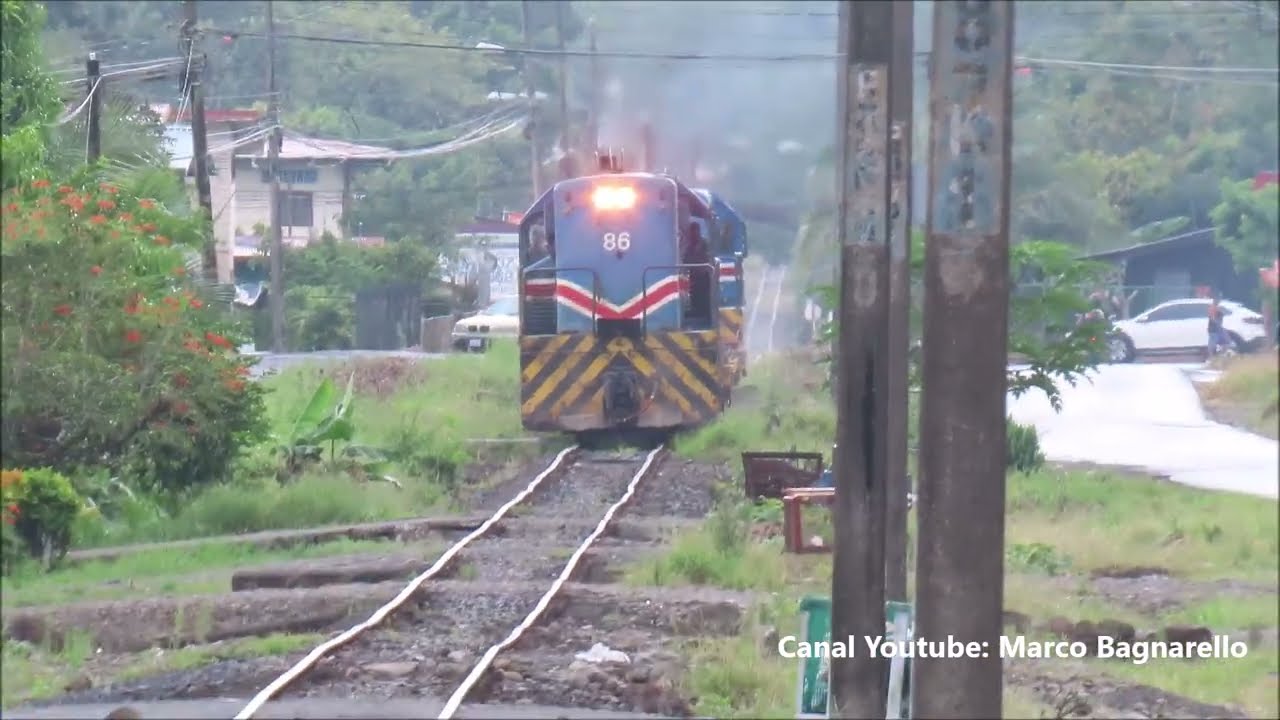 Tren de carga del INCOFER en ascenso al oeste de Guácimo hacia Arcelor Mittal