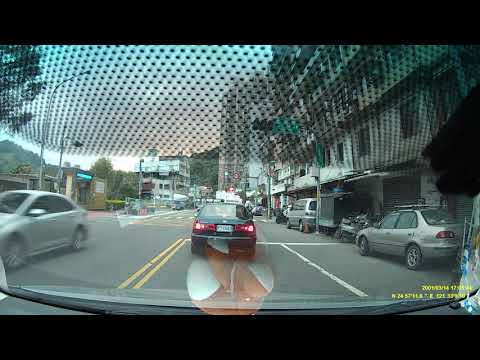 109.10.28  17:02直擊摩托車蛇行自摔，工人前空翻(新店北宜路青潭國小斜對面工程區處)