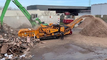 Huge and powerful wood crushing machines are on another level - modern machinery
