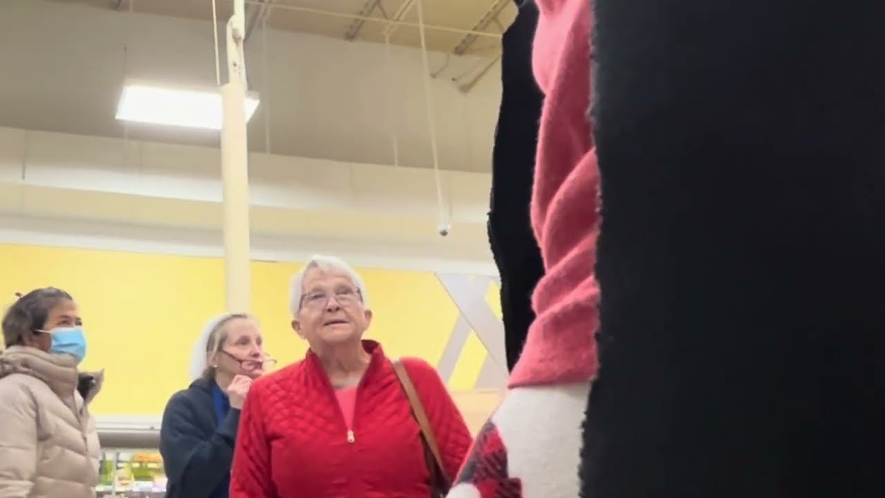 Woman At The Supermarket Like What They See Reaction 😏👀🌽 #bulge #socialexperiment  