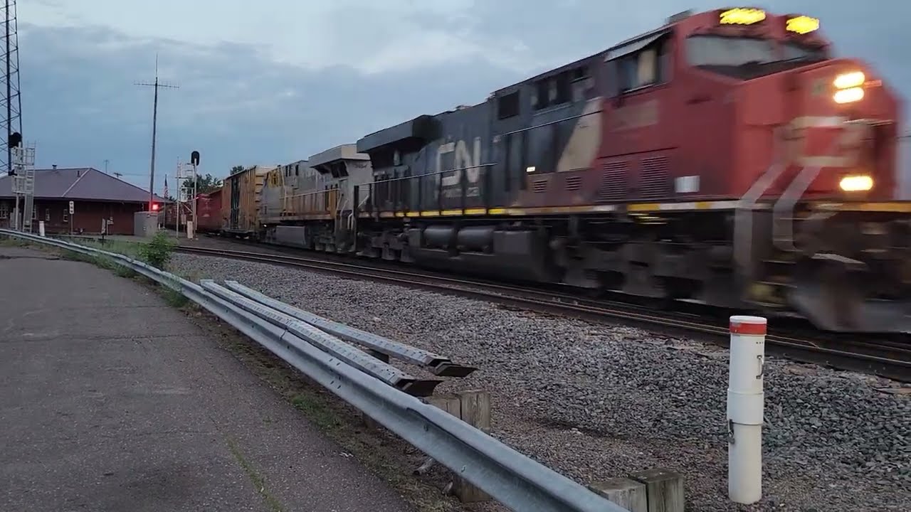 CN 2928 M345 at Ladysmith on 6-12-23