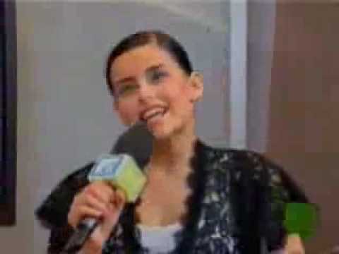 Nelly Furtado imitating Cline Dion, Avril Lavigne,...